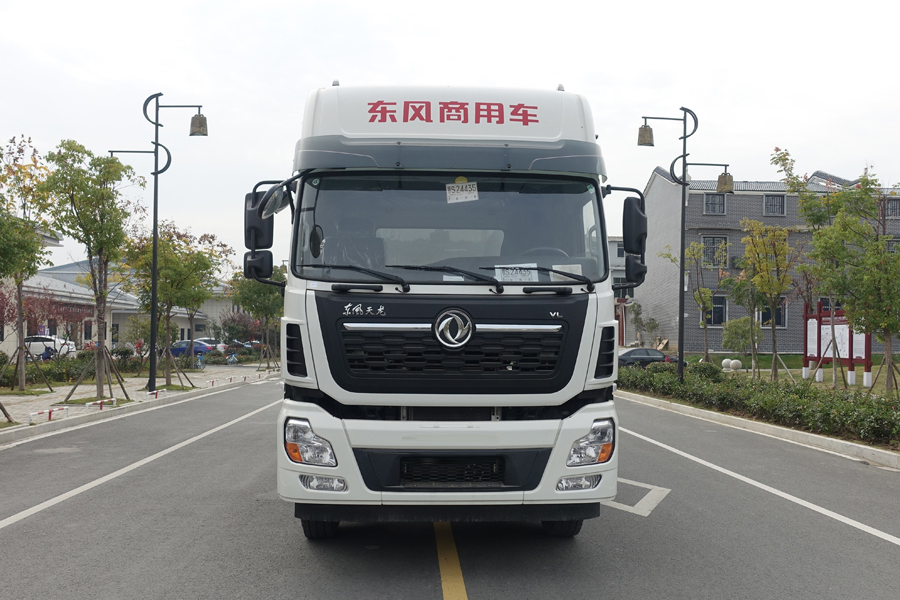 新款銀灰色東風天龍全液壓44方散裝飼料運輸車